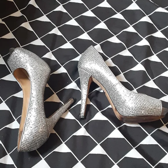 * Badgley mischka silver sparkle peep toe heels, size 8 - Picture 12 of 12